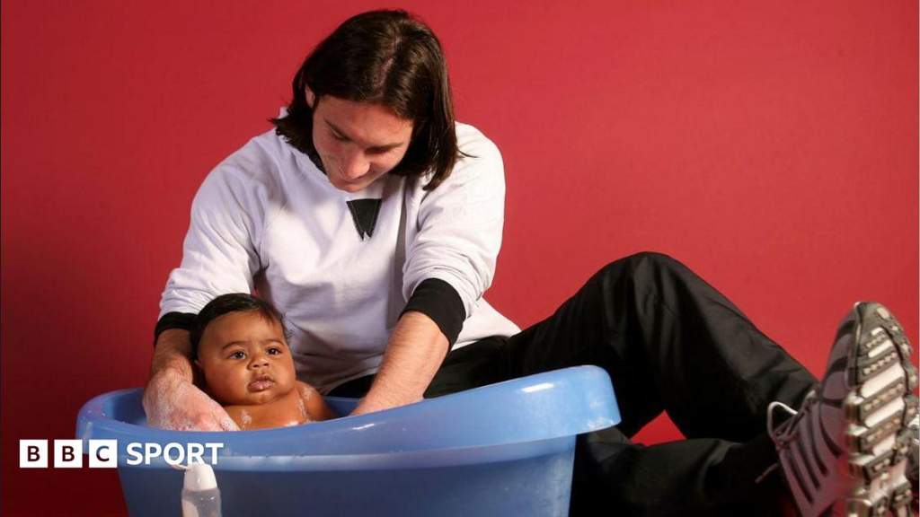 Foto ikonik Lionel Messi saat memandikan bayi Lamine Yamal pada tahun 2007