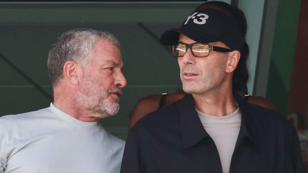 Zinedine Zidane tersenyum saat menghadiri gelaran sepak bola internasional
