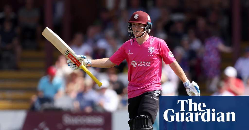 Aksi para pemain kriket dalam pertandingan sengit turnamen T20 Blast County Cricket