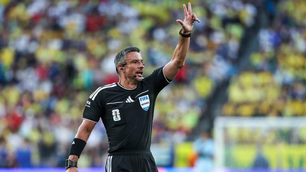 Wasit Slavko Vincic memegang kepala dengan emosional saat ditunjuk memimpin final Piala Dunia 2026