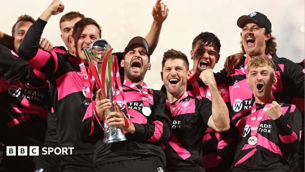 Suasana pertandingan kriket T20 Blast Finals Day di Stadion Edgbaston Inggris