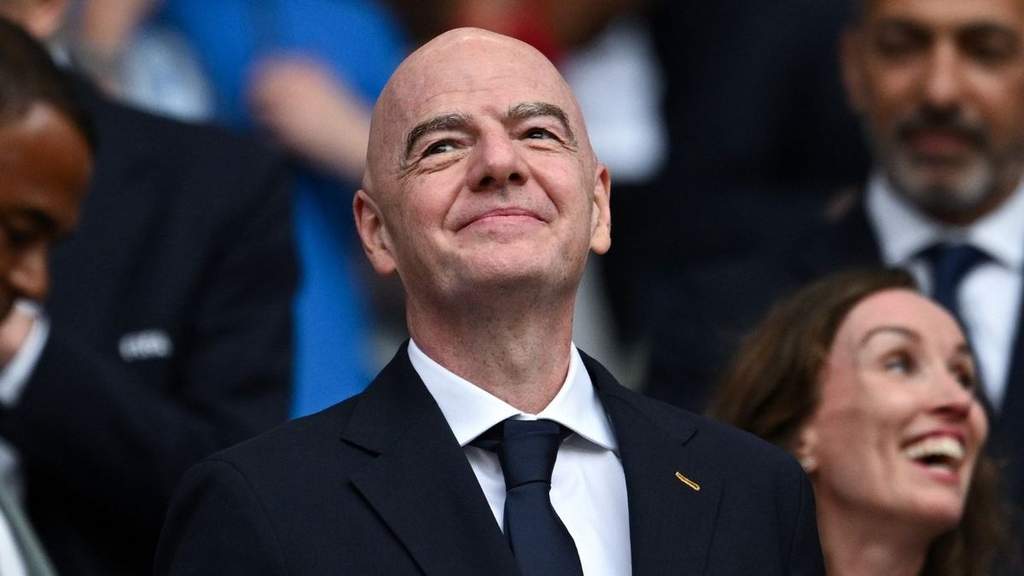 Presiden FIFA Gianni Infantino bersama Pangeran Norwegia Haakon Magnus di tribun Piala Dunia