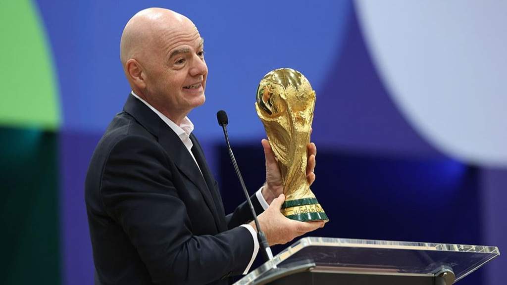 Ilustrasi trofi Piala Dunia FIFA 2026 dan stadion tempat berlangsungnya laga final