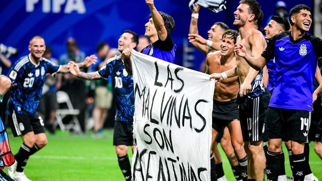Pemain Argentina membentangkan spanduk klaim Kepulauan Falkland usai pertandingan melawan Inggris