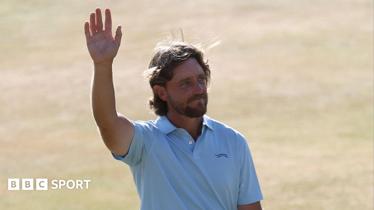 Tommy Fleetwood melambaikan tangan kepada penonton di turnamen golf The Open Championship