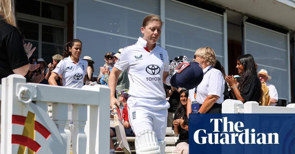 Mantan kapten tim kriket wanita Inggris Heather Knight mengumumkan pensiun dari kriket internasional