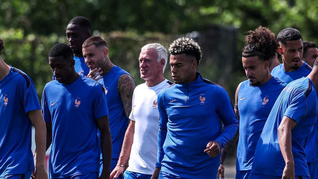 Pelatih Timnas Prancis Didier Deschamps saat memberikan instruksi kepada para pemainnya
