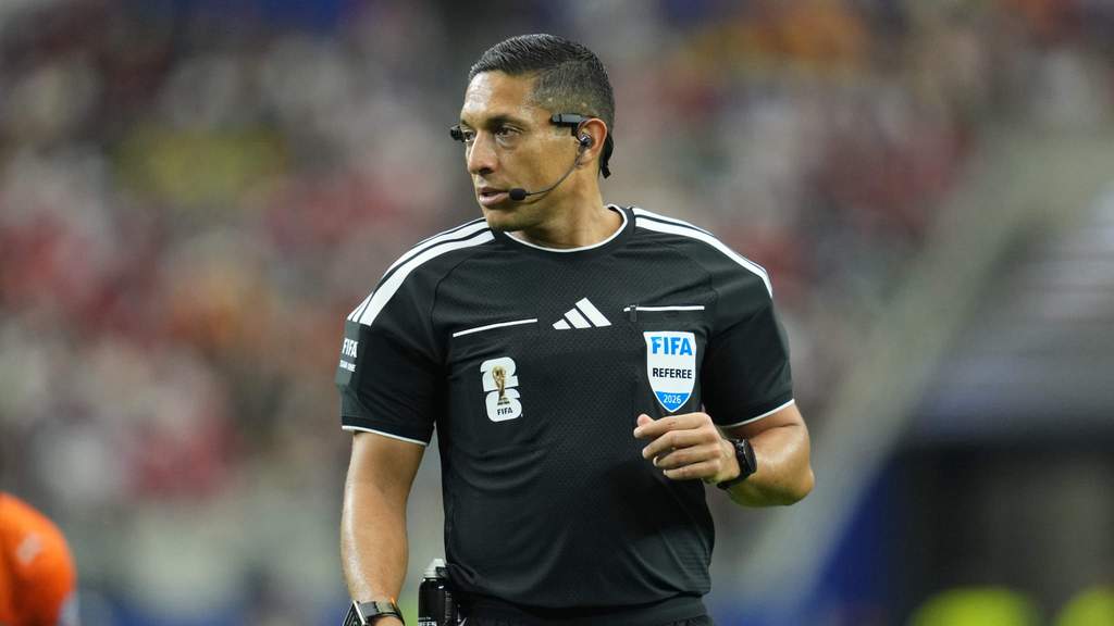 Wasit Jesus Valenzuela saat memimpin pertandingan di turnamen Piala Dunia