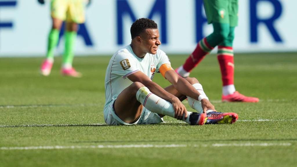 Kylian Mbappe berjalan keluar lapangan setelah mengalami cedera engkel di laga Piala Dunia 2026.