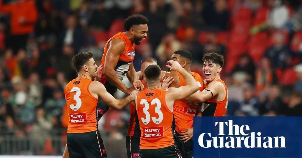 Para pemain GWS Giants merayakan kemenangan atas Geelong Cats dalam pertandingan lanjutan AFL