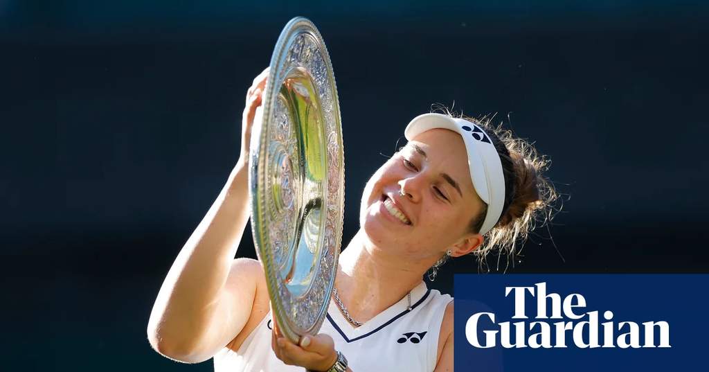 Linda Noskova tersenyum setelah memenangkan gelar juara tunggal putri Wimbledon 2026
