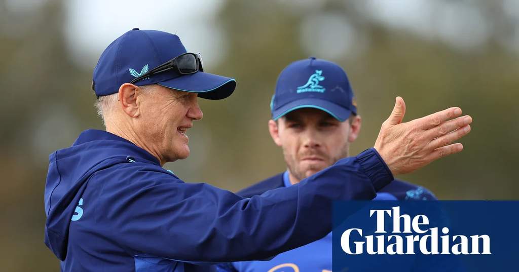 Pelatih kepala Wallabies Joe Schmidt memberikan instruksi jelang pertandingan melawan Italia