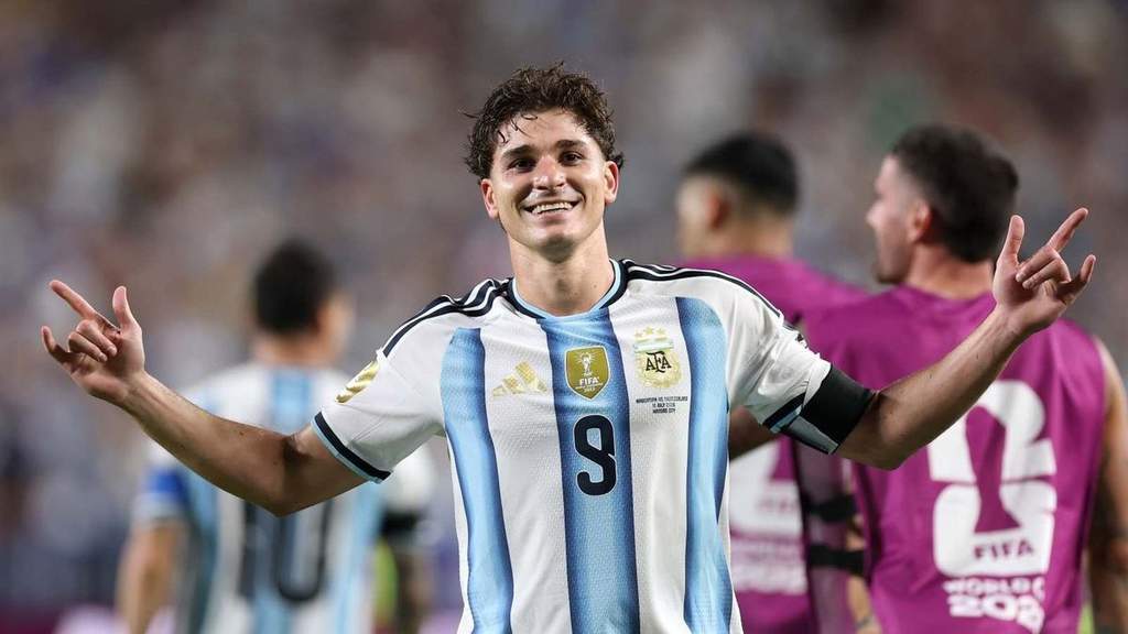 Penyerang Atletico Madrid Julian Alvarez merayakan gol saat membela tim nasional Argentina