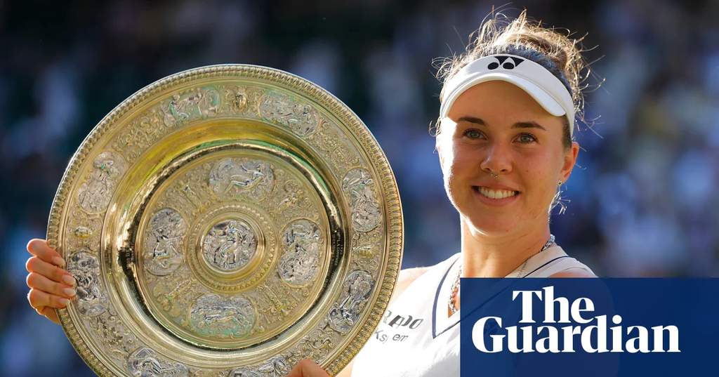 Linda Noskova mengangkat trofi kemenangan setelah menjuarai turnamen tenis Wimbledon 2026