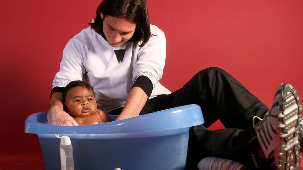 Lionel Messi dan Lamine Yamal dalam foto ikonik UNICEF saat Yamal masih bayi