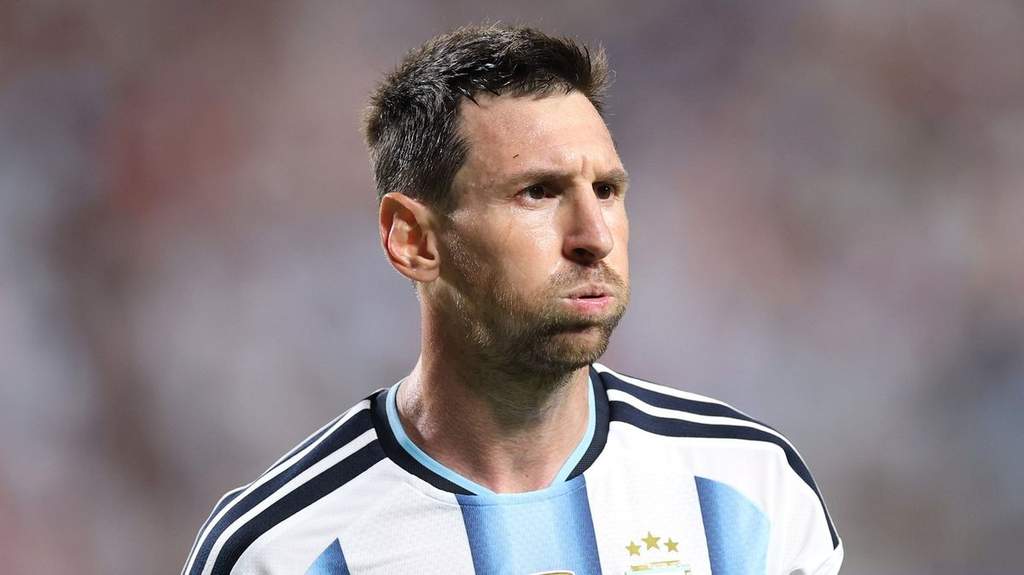 Lionel Messi memberikan keterangan pers jelang laga semifinal Argentina melawan Inggris