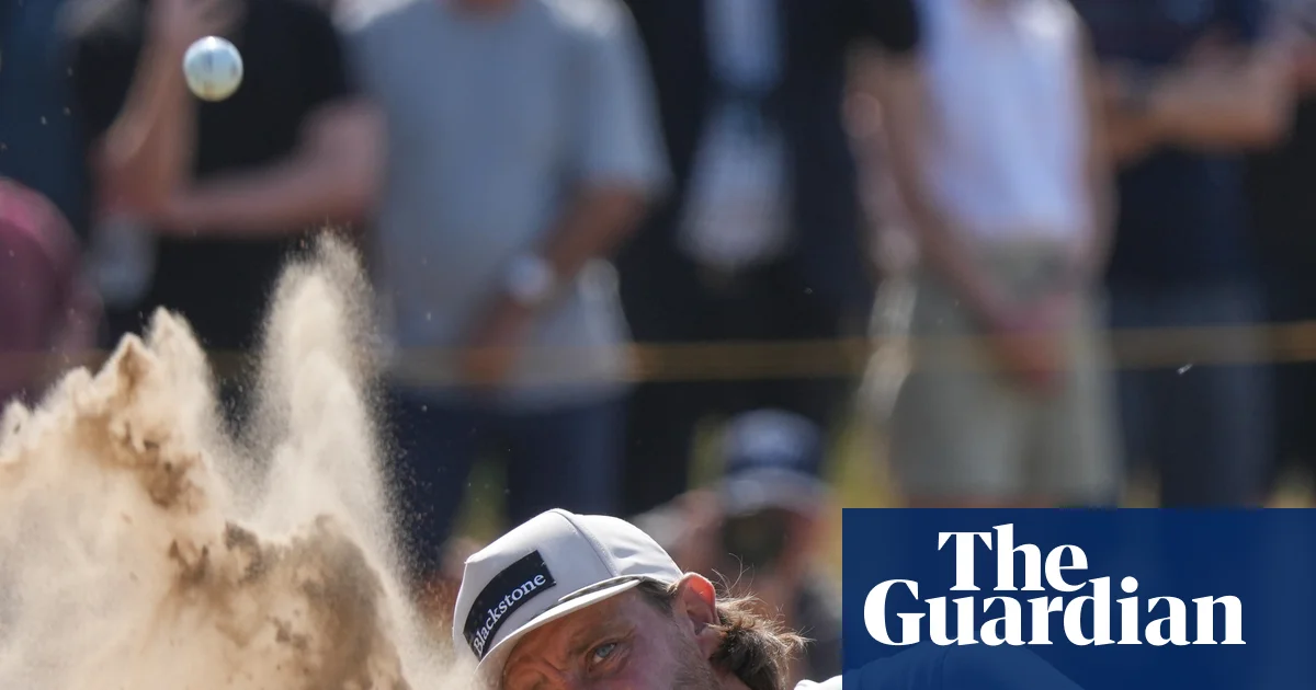 Tommy Fleetwood melakukan pukulan tee shot di hadapan para pendukungnya di Royal Birkdale