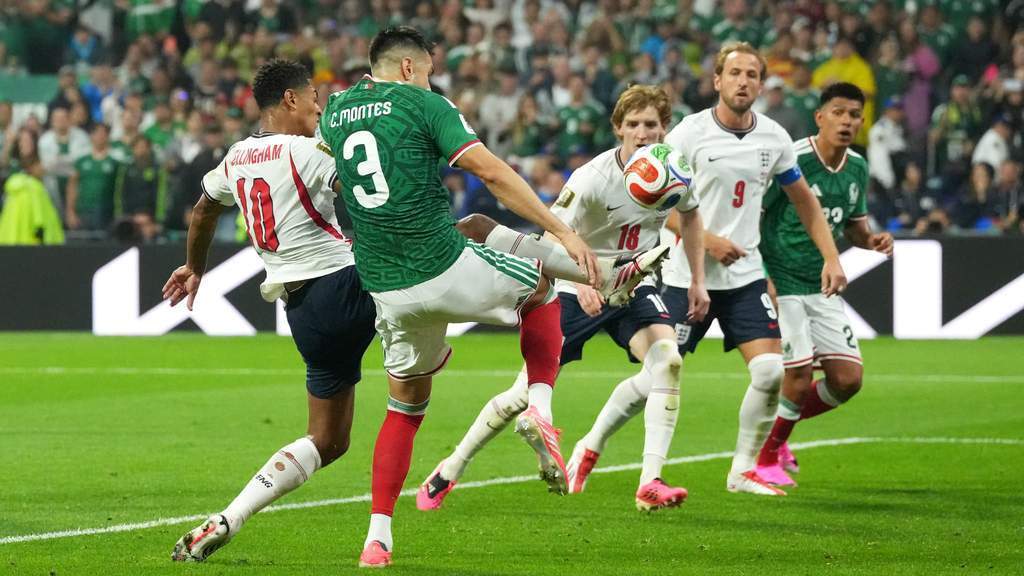 Para pemain timnas Inggris merayakan kemenangan dramatis atas Meksiko di Piala Dunia 2026
