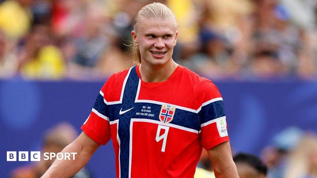 Erling Haaland saat memberikan keterangan pers menjelang laga perempat final melawan Inggris
