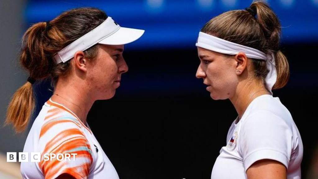 Petenis putri Republik Ceko Linda Noskova dan Karolina Muchova di turnamen Wimbledon