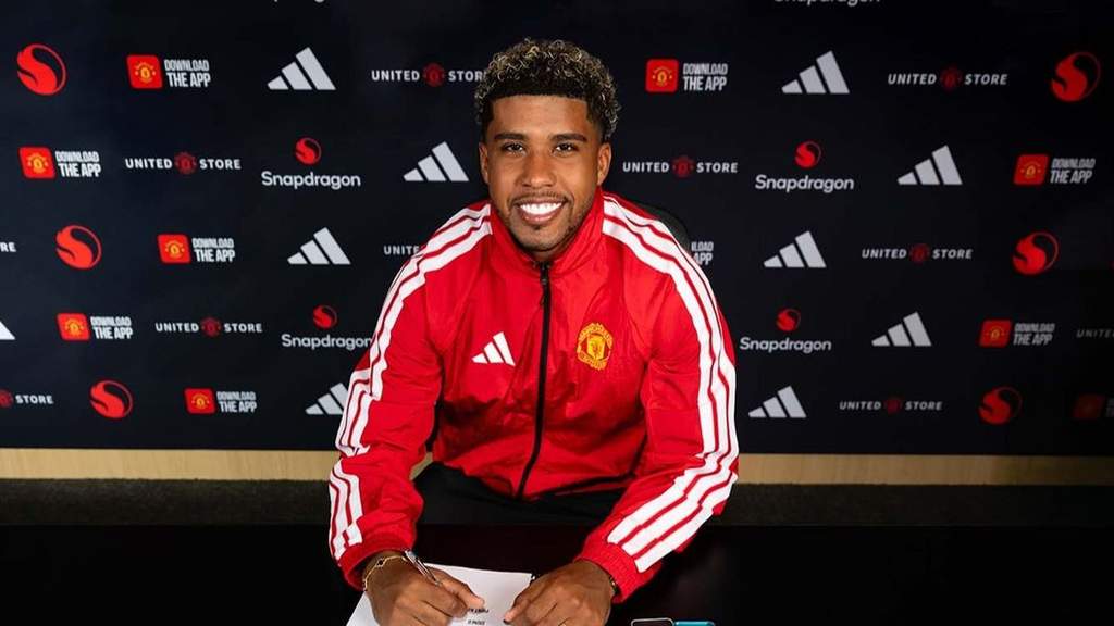 Pelatih Manchester United Michael Carrick memantau target transfer gelandang baru