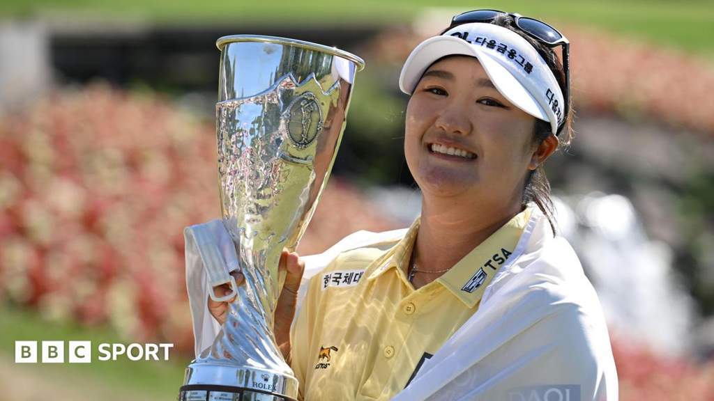 Pegolf Haeran Ryu mengangkat trofi juara Evian Championship setelah memenangi babak play-off