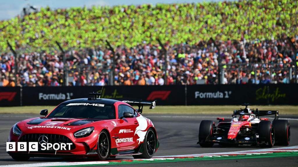 Mobil Safety Car memimpin barisan pembalap Formula 1 di sirkuit basah Silverstone Grand Prix Inggris