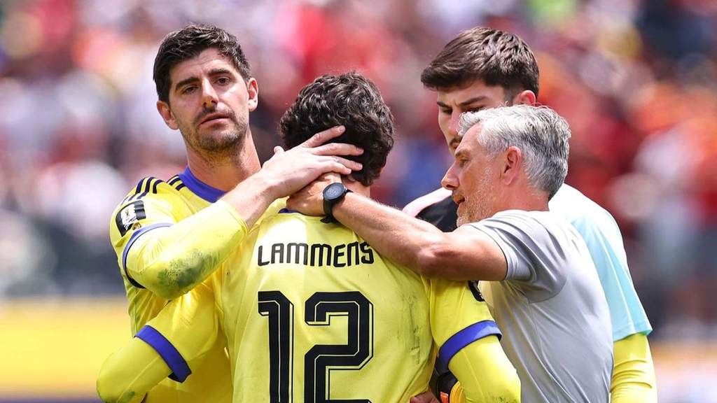 Thibaut Courtois tampak emosional setelah mengalami cedera di laga Belgia melawan Spanyol