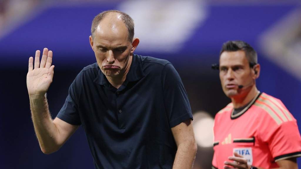 Thomas Tuchel memberikan instruksi dengan tegang saat laga Inggris melawan Argentina