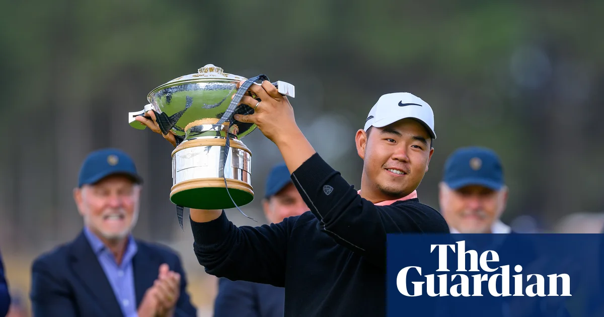 Tom Kim merayakan kemenangan emosionalnya setelah menjuarai turnamen golf Scottish Open