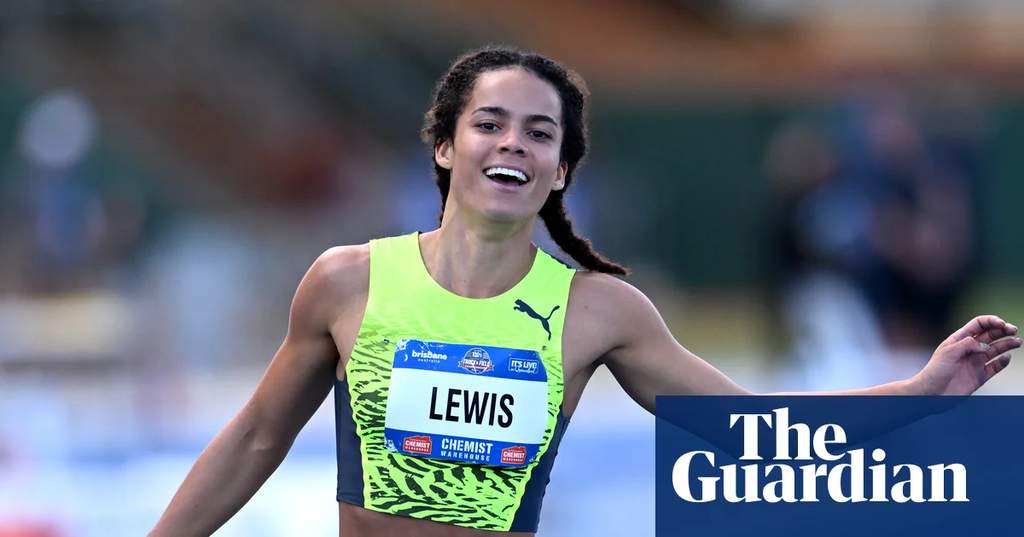 Torrie Lewis saat memecahkan rekor lari 100m Australia di kejuaraan atletik Slovakia