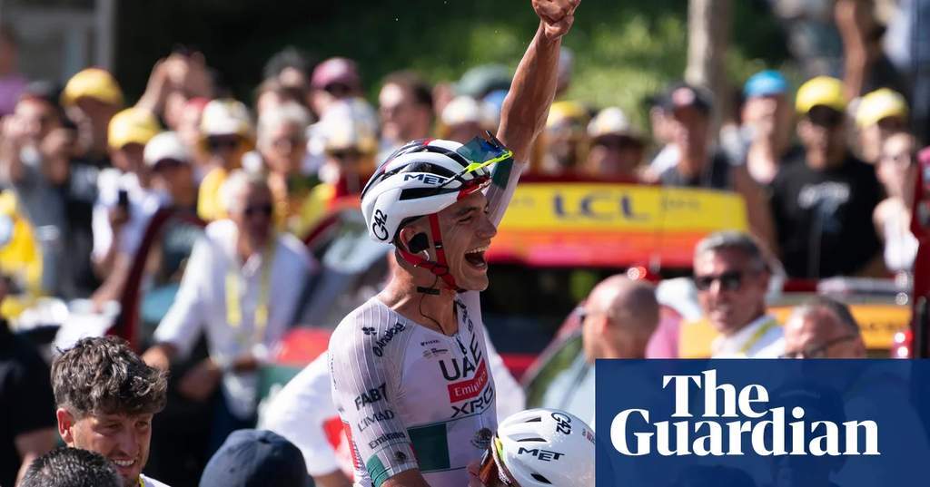 Pebalap sepeda Isaac del Toro merayakan kemenangan etape kedua Tour de France 2026 di Montjuic