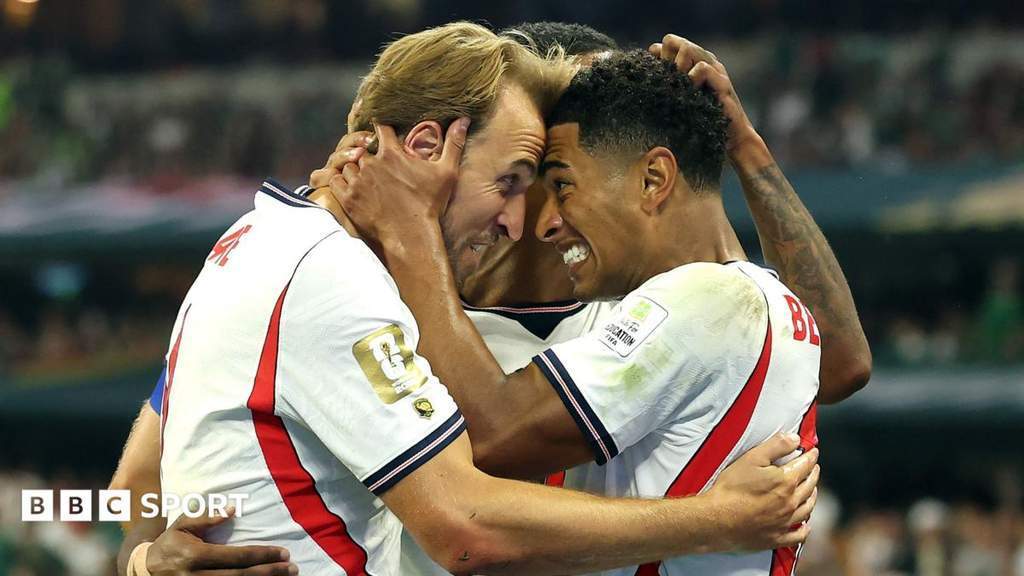 Aksi para pemain Timnas Inggris saat bertanding melawan Meksiko di Stadion Azteca