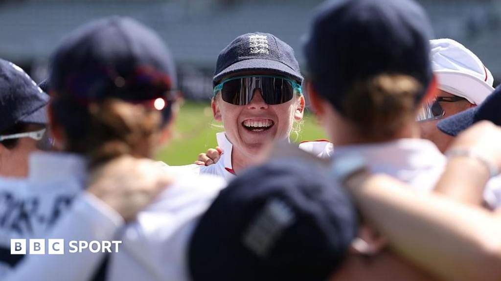 Mantan kapten kriket wanita Inggris Heather Knight melambaikan tangan di Stadion Lord's